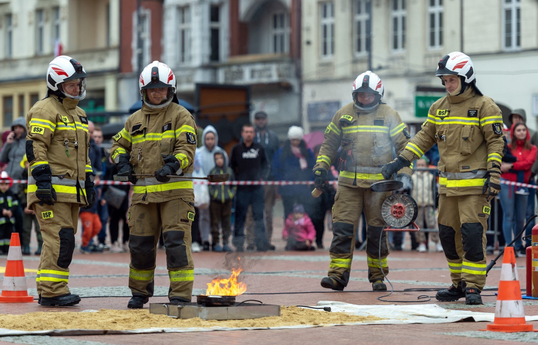 Był ogień i zachwyt publiczności Strażackie pokazy na bytomskim rynku 16