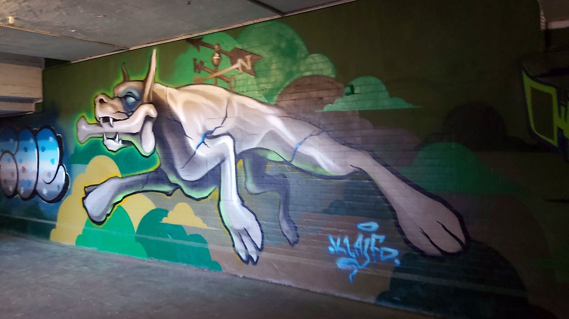 Byt graffiti w tunelu 11