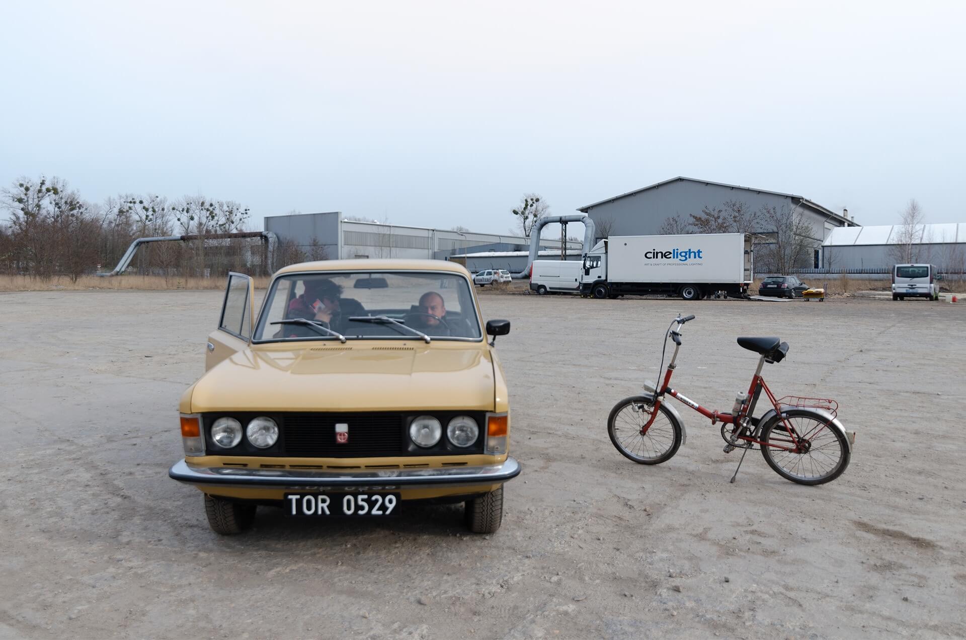 Fiat 125p i rower składak na planie filmowym w Bytomiu