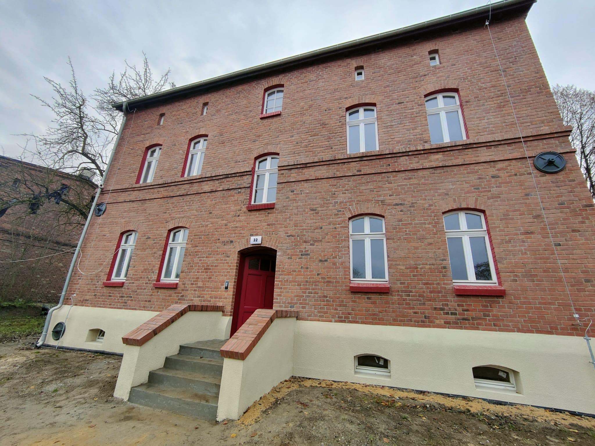 Odrestaurowana elewacja budynku nr 32 - Kolonia Zgorzelec