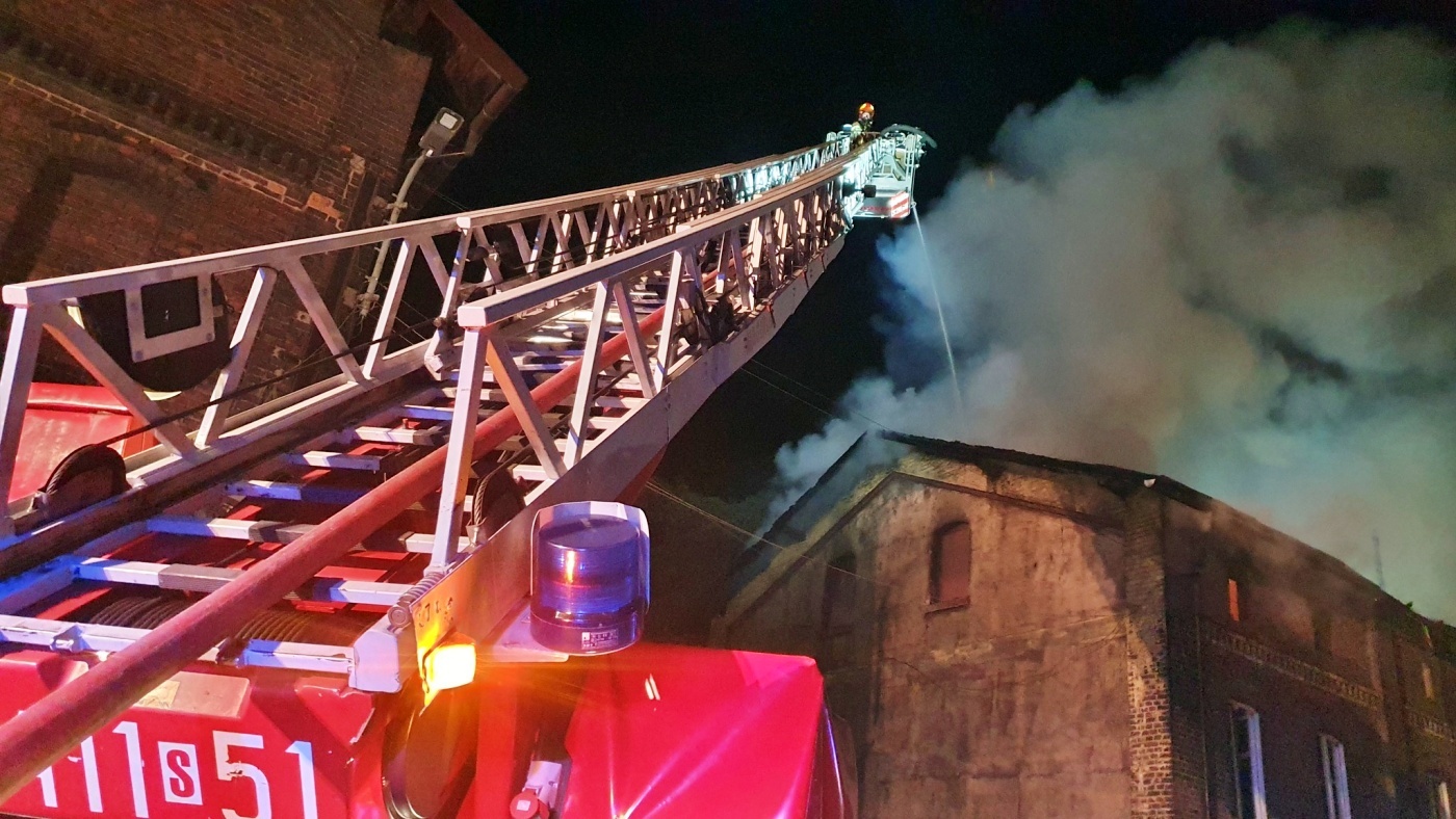 Nocny pożar w Bytomiu. Z ogniem przez kilka godzin walczyło blisko 50 strażaków