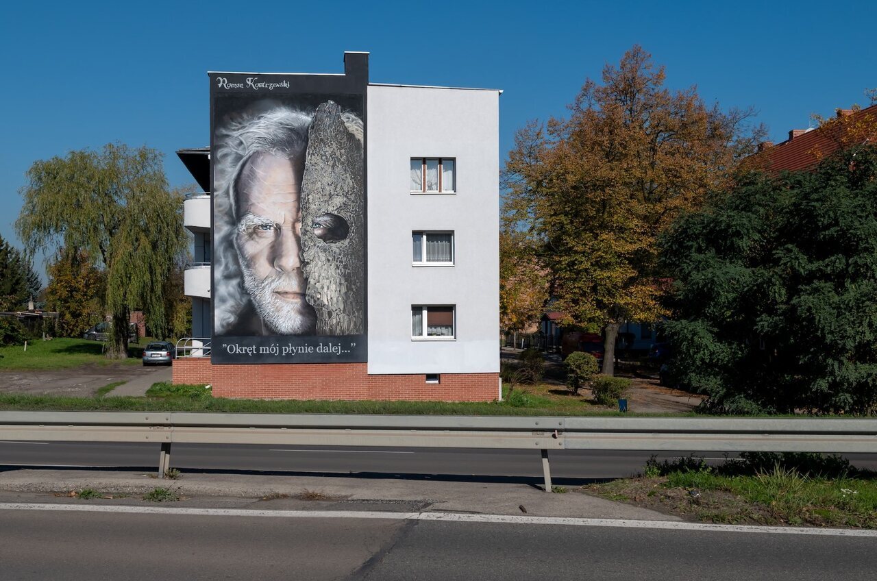 Mural upamiętniający Romana Kostrzewskiego jest dobrze widoczny z DK 94. Fot. Huber Klimek