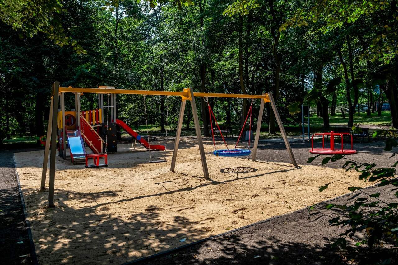 Tak po remoncie prezentuje się plac zabaw w Parku Łagiewnickim.