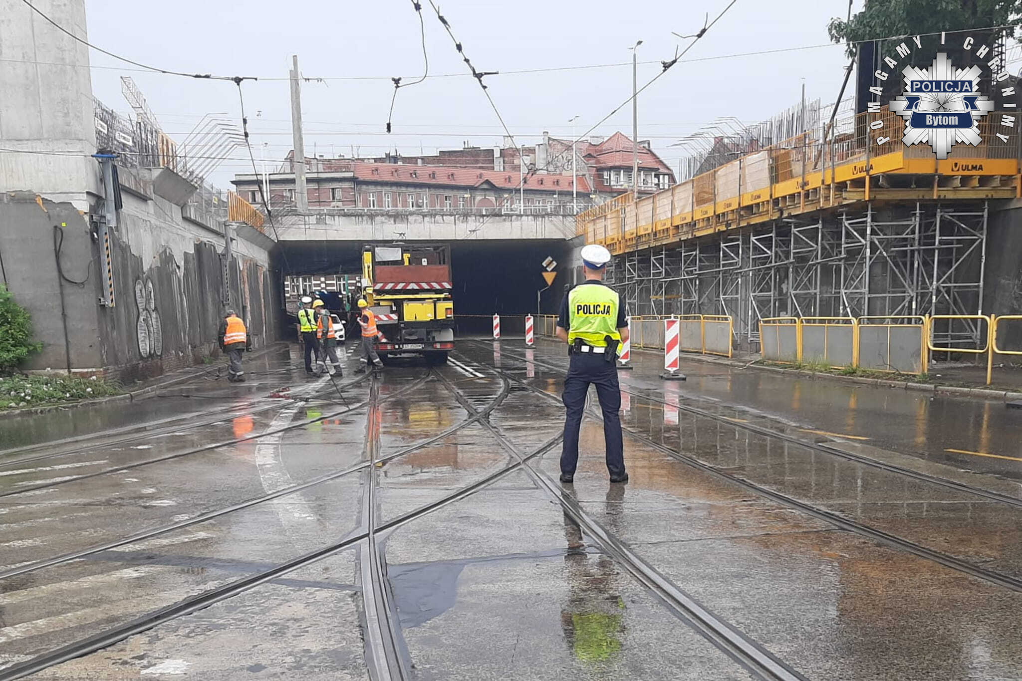 Zablokowany przejazd pod wiaduktem na Zamłyniu